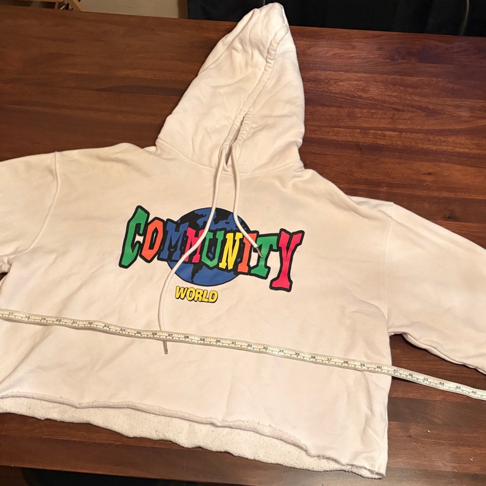 Forever 21 Community crop sweatshirt
56 inches sleeve to sleeve - Picture 2 of 4